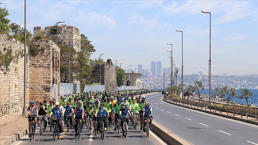 İstanbul'da binlerce bisikletli Yeşilay'ın turunda buluştu