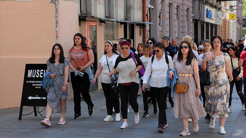Turisti u Sarajevu: Obilaze Baščaršiju, uživaju u vožnji žičarom, hvale muzeje i hranu
