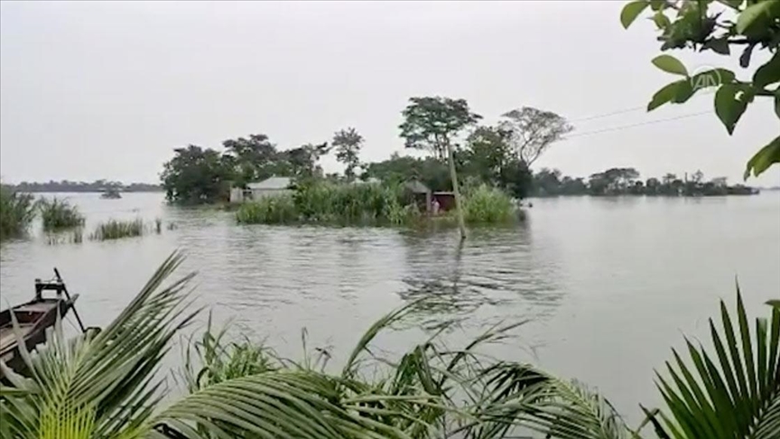 Илјадници лица останаа без своите домови по поплавата на повеќе од 100 села во Бангладеш