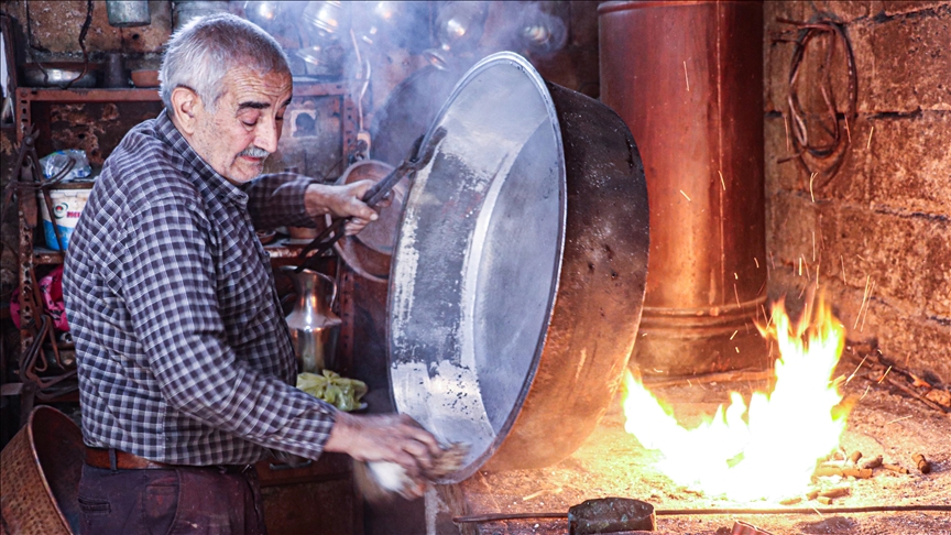 Siirt'te kalaycı Rıdvan ustanın dükkanında 60 yıldır çekiç sesi yankılanıyor