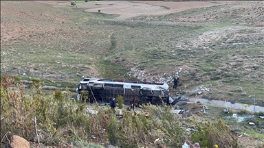 Niğde'de otobüsün devrilmesi sonucu 2 kişi öldü, 42 kişi yaralandı
