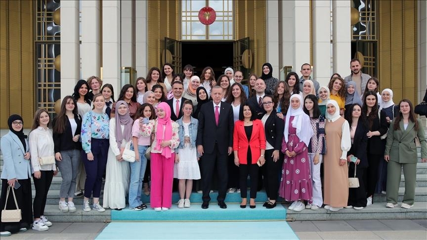 Президент Турции принял группу молодых жителей Сербии