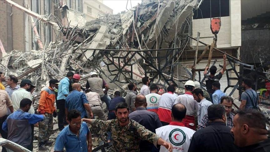 5 قتلى وعشرات المصابين إثر انهيار مبنى في إيران 