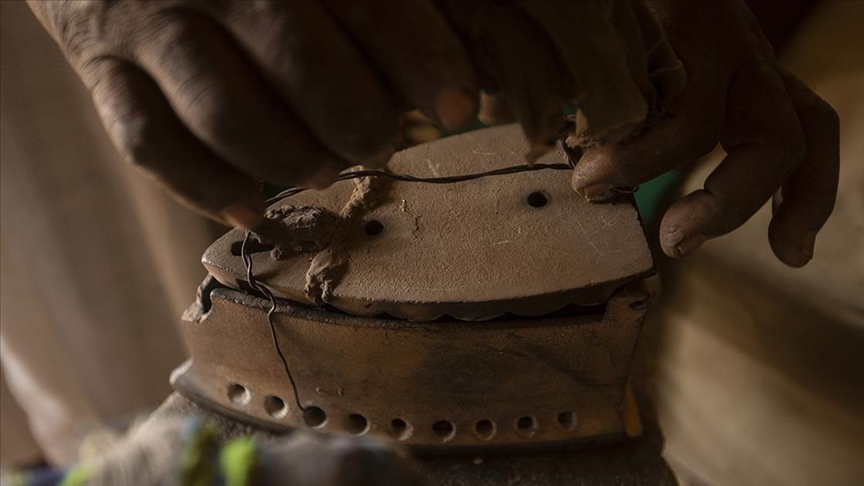 Uzun elektrik kesintilerinin yaşandığı Sudan'da kömürlü ütüler yeniden revaçta