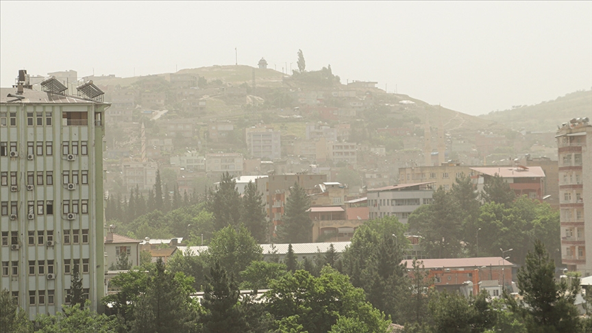 Doğu Anadolu ve Güneydoğu Anadolu bölgelerinde toz taşınımı, görüş mesafesini düşürdü