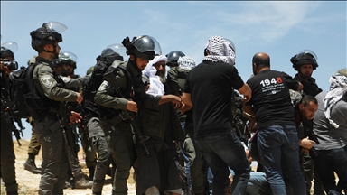 الجيش الإسرائيلي يفرق فلسطينيين رفضوا اعتداءه على المسجد الإبراهيمي