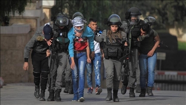 جنود إسرائيليون يعتدون على فتاة ويوقفون طفلين فلسطينيين بالخليل