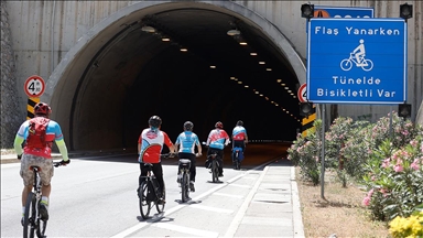Işıklı uyarı sistemiyle bisikletliler tünellerden güvenle geçiyor