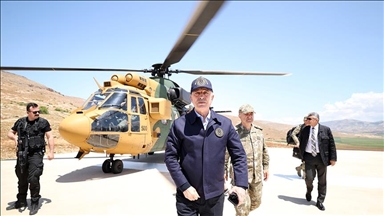 وزير الدفاع التركي وقادة الجيش على الحدود العراقية