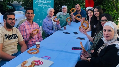 معهد "يونس إمره" يتيح للأردنيين تناول الشاي التركي مع السميط