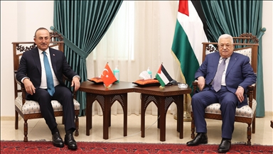 تشاووش أوغلو يلتقي الرئيس الفلسطيني في رام الله