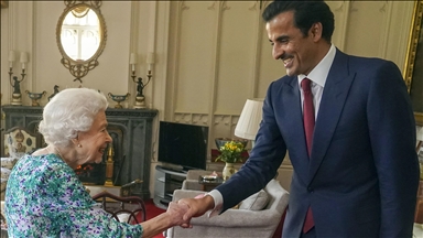 أمير قطر يلتقي ملكة بريطانيا في لندن