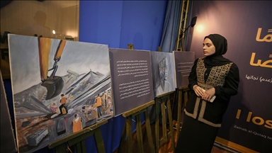 غزة.. ناجية من الحرب الأخيرة تُجسّد معاناتها بلوحات فنية