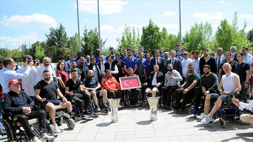 Avrupa şampiyonu Anadolu Efes, şampiyonluk sevincini gazilerle paylaştı
