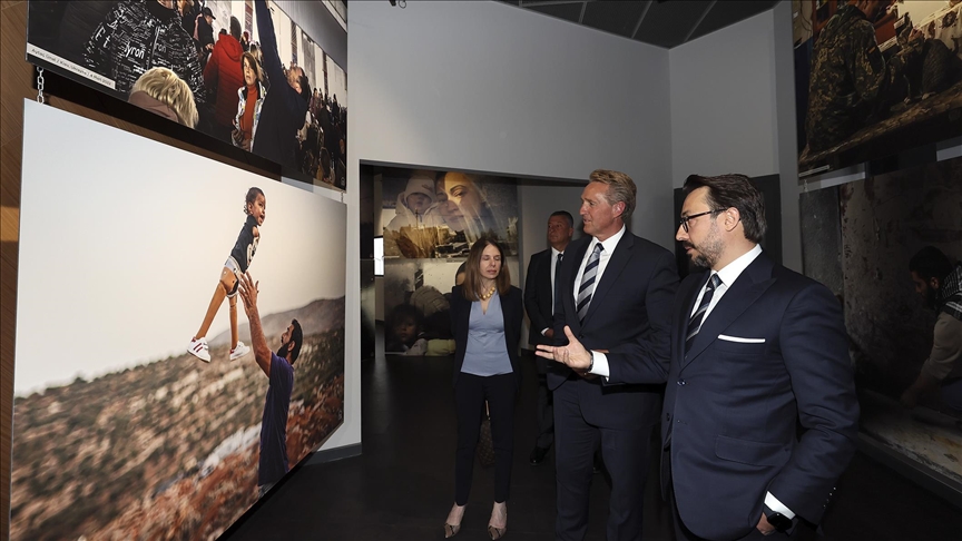 US Ambassador Flake visits Anadolu Agency, photo exhibition at headquarters