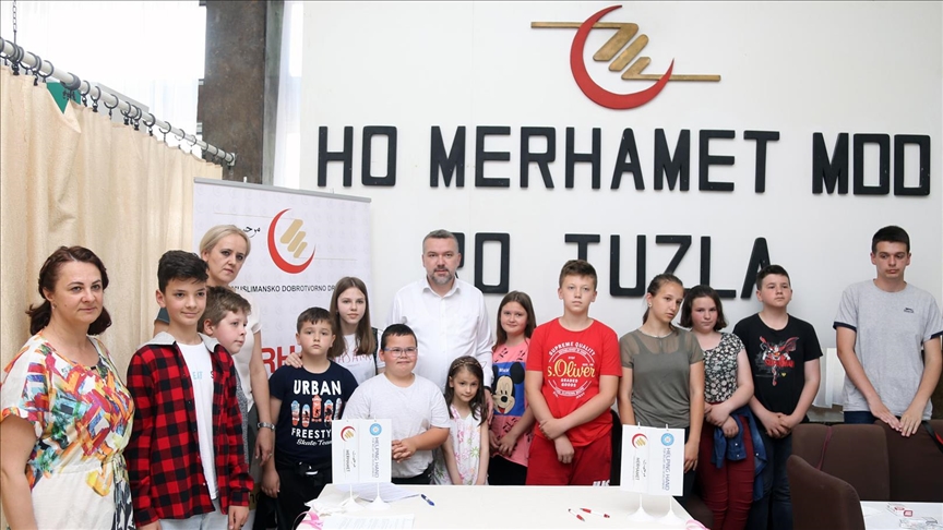 BiH: Merhamet dodijelio stipendije za učenike osnovnih i srednjih škola iz Tuzlanskog kantona