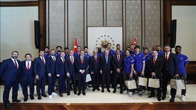 الرئيس أردوغان يستقبل فريق "أناضول إفيس" للسلة