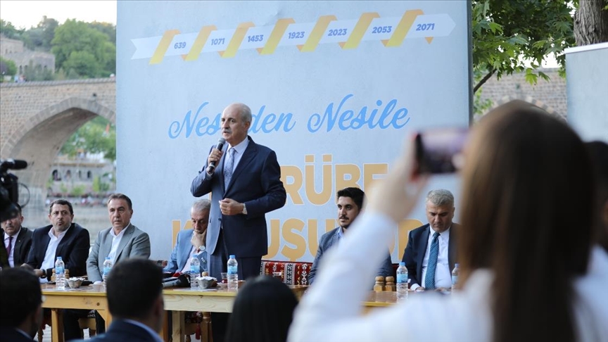 AK Parti'li Kurtulmuş Diyarbakır'da gençlerle buluştu