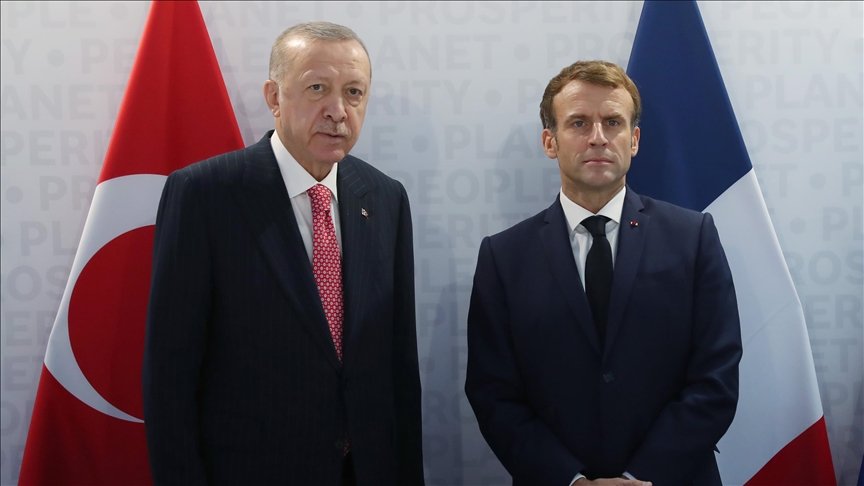 Erdogan asegura en diálogo con Macron que Turquía aún busca que Rusia y Ucrania silencien los fusiles