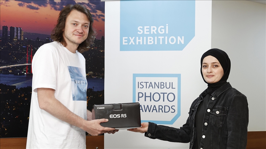 Istanbul Photo Awards'ın "Seri Portre" birincisi Stroitelev, ödülünü AA'nın İstanbul ofisinde aldı