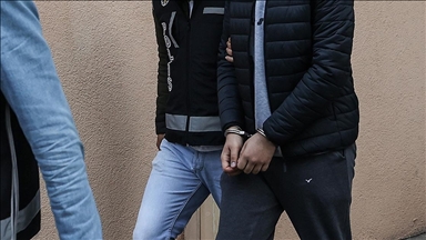 İzmir'de FETÖ'nün hücre evlerine yönelik operasyonda 21 kişi yakalandı