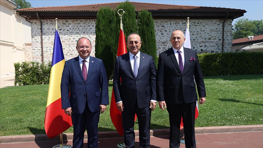 Dışişleri Bakan Çavuşoğlu, Rumen ve Polonyalı mevkidaşlarıyla bir araya geldi