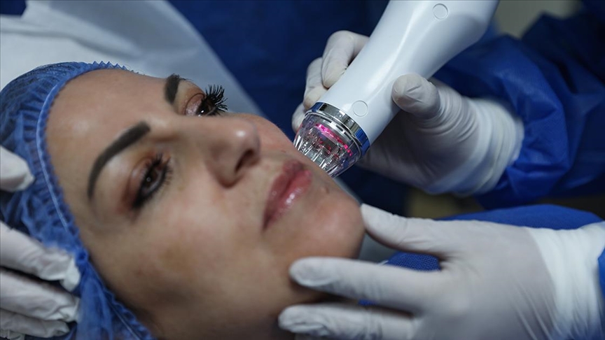 Genç görünmek için kadınlar 'botoks', erkekler 'brotoks' yaptırıyor