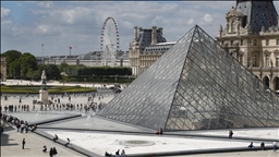 Франција: Поранешниот директор на „Лувр“ под истрага за шверц на артефакти