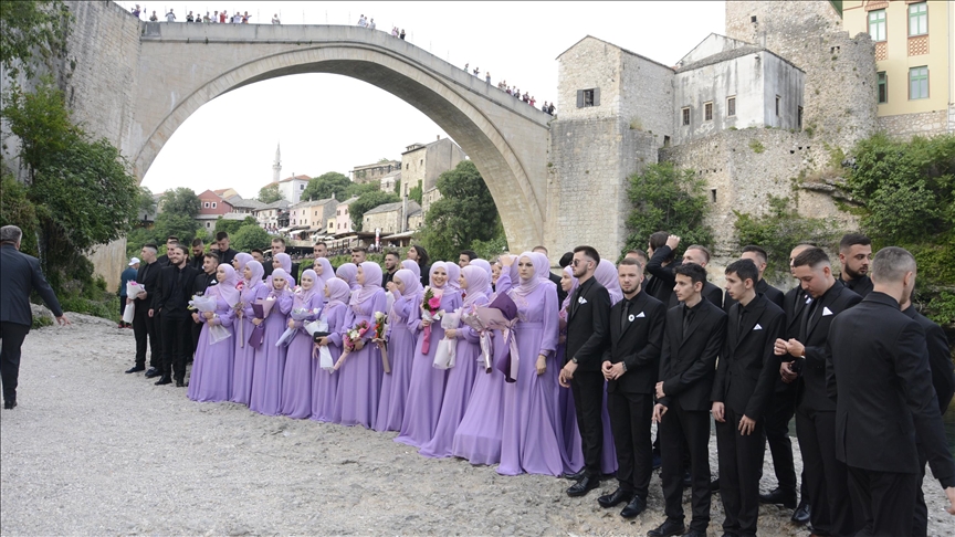 BiH: Svečani defile maturanata Karađoz-begove medrese