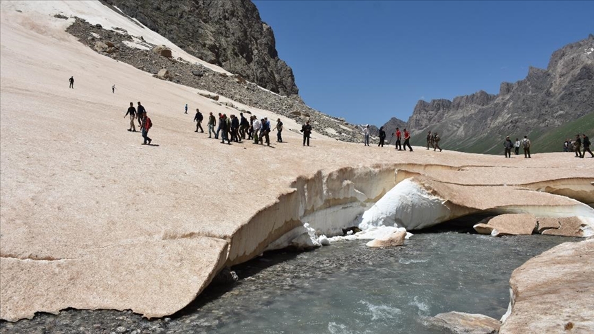 Bilim insanları Cilo Dağları'ndaki buzul alanında inceleme yaptı