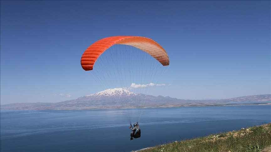 Van’da Yamaç Paraşütü Şampiyonası’nın 3. etabı yapıldı Van’da Yamaç Paraşütü Şampiyonası’nın 3. etabı yapıldı