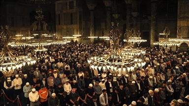 Молодежь собралась на молитву в «Айя-Софье» в годовщину завоевания Стамбула 