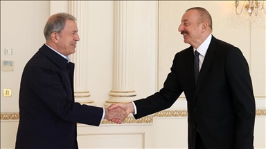 Presidenti i Azerbajxhanit priti në Baku ministrin turk të mbrojtjesz