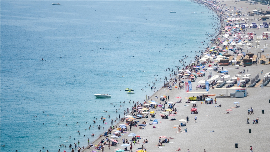 Turkiye: Brojni posjetioci na plažama u Antaliji