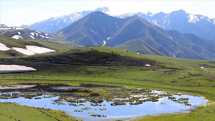 Iğdır ile Ağrı sınırındaki dağlarda karlar erimeye devam ediyor