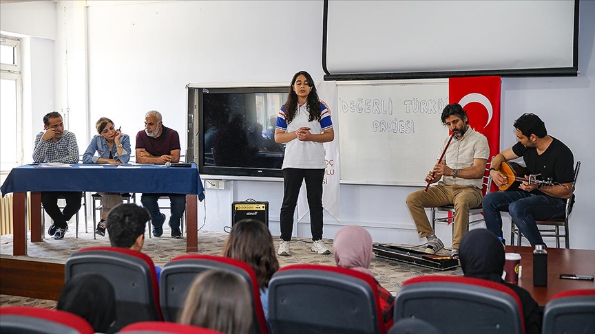 'Türküleri' akranlarına sevdirmek için proje geliştirdiler