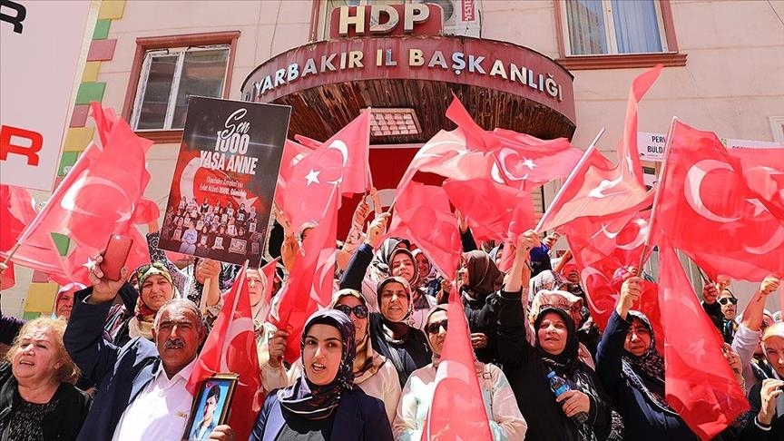 Serokomar Erdogan ji ser têlefonê beşdarî bernameya roja 1000î ya Dayikên Diyarbekirê bû