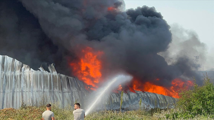 Kocaeli'de plastik fabrikasında çıkan yangın söndürüldü