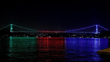 Подвесной мост в Стамбуле окрасился в цвета флага Азербайджана
