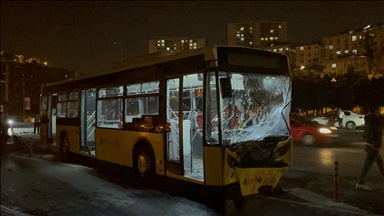 Gaziosmanpaşa'da otomobille İETT otobüsü çarpıştı, 1 kişi öldü, 4 kişi yaralandı