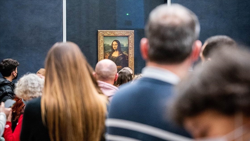 Mona Lisa suffers cake attack in France as protester attempts to breach security