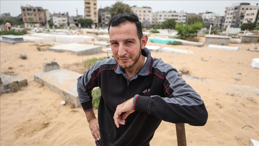 حصار غزة.. حفار قبور معوله درجة ماجستير (تقرير)