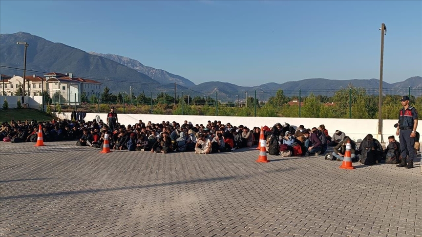 ضبط 267 مهاجرا غير نظامي غربي تركيا