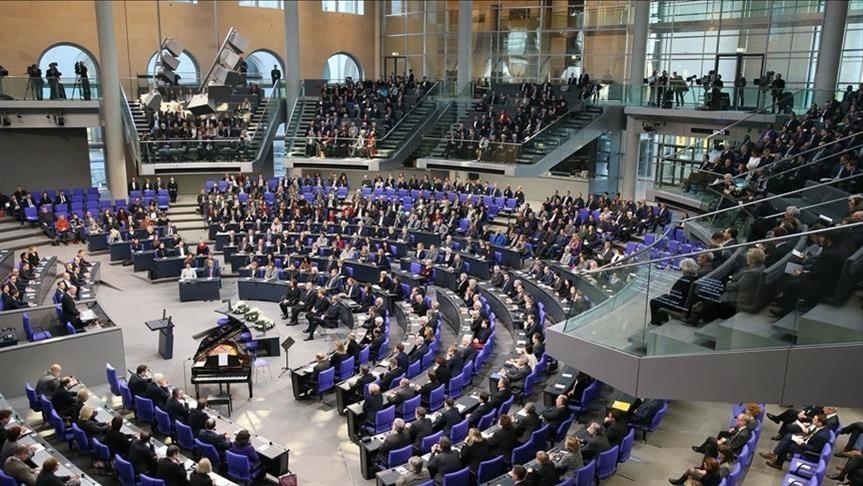 Der Bundestag beschließt einen Sonderfonds von 100 Milliarden Euro zur Stärkung der Bundeswehr