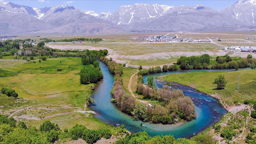 Munzur Vadisi Milli Parkı yazın gelmesiyle ayrı güzelliğe büründü