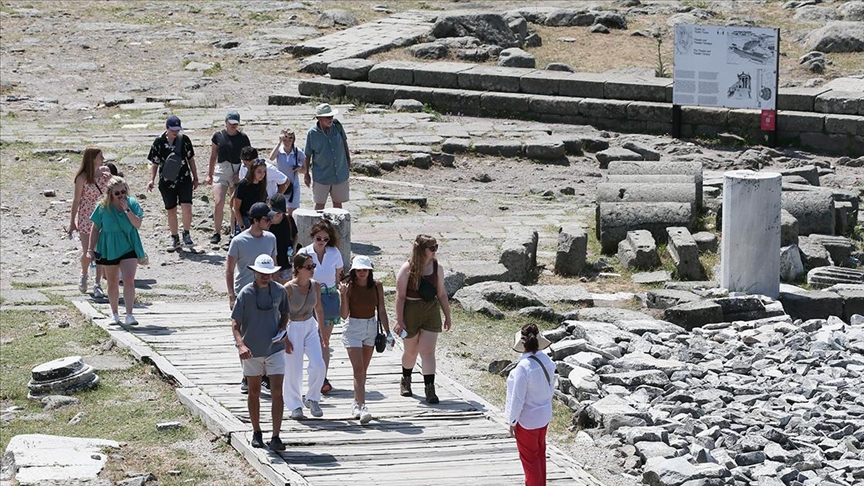 Le università americane hanno girato la strada verso Smirne come parte del programma di viaggio educativo