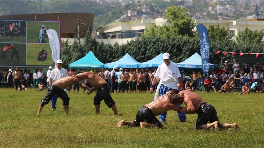 На северо-западе Турции продолжается турнир по масляной борьбе