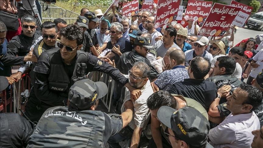 Tunisie: la police disperse manu militari des manifestants contre le référendum