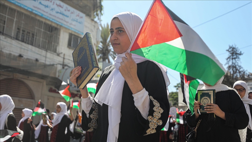 غزة.. مسيرة "الأعلام الفلسطينية" بمشاركة حافظات القرآن
