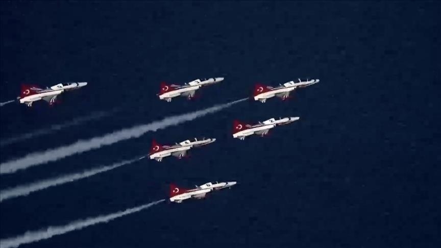 Байрактар АКЫНДЖЫ снял шоу турецких пилотов над Баку 